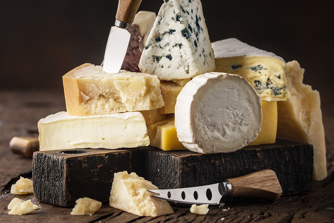 Käseauswahl mit Bergkäse, Blauschimmel und Weichkäse