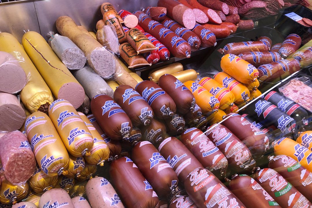 Auslage mit hausgemachten Wurstspezialitäten